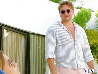 Kleine Lily Love verführt mit vielen Männern