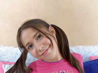 Heißer Teen wird geleckt und ins Gesicht gespritzt