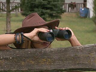 Geile Brünette fickt in der Öffentlichkeit