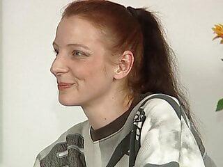 Rothaarige macht es sich mit dem Dildo