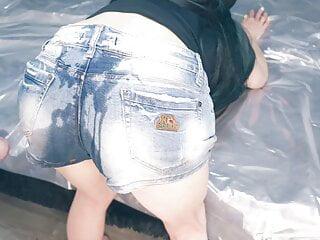 Seine Pisse Bitch ist bereit für den Arschfick - ein kurzhaariges Babe beim pissen