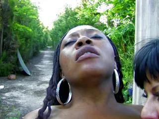 Dicke schwarze Frau will den Schwanz in sich spüren