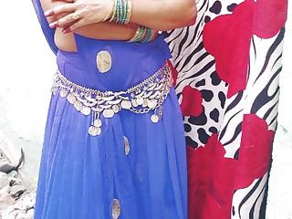 Hübsche indische Teens haben spaß mit ihren Freunden