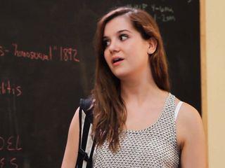 Mutter und Tochter teilen sich einen Schwanz